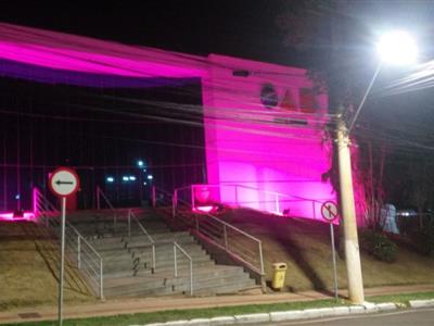 Foto da Notícia: Com luzes cor de rosa na fachada, OAB-MT adere à campanha contra câncer de mama