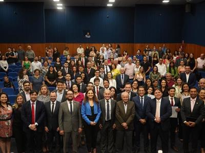 Foto da Notícia: Diretoria da OAB-MT faz a entrega de certidões para estagiários e novos profissionais