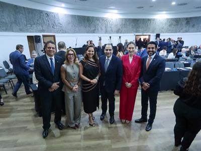 Notícia destaque: Presidente Gisela Cardoso é homenageada por 'brilhante' conferência e divide aplausos com advocacia mato-grossense